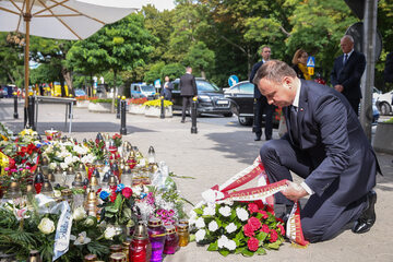 Andrzej Duda składa kwiaty pod ambasadą Francji w Warszawie