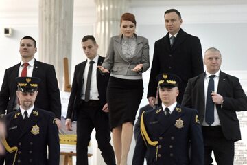 Andrzej Duda w otoczeniu funkcjonariuszy BOR i Straży Marszałkowskiej