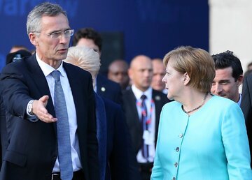 Angela Merkel i Jens Stoltenberg podczas szczytu NATO w Warszawie