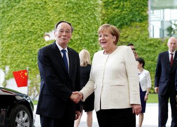 Angela Merkel wita wiceprzewodniczącego Chińskiej Republiki Ludowej Wanga Qishana w Berlinie