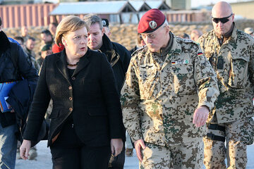 Angela Merkel z wojskowymi