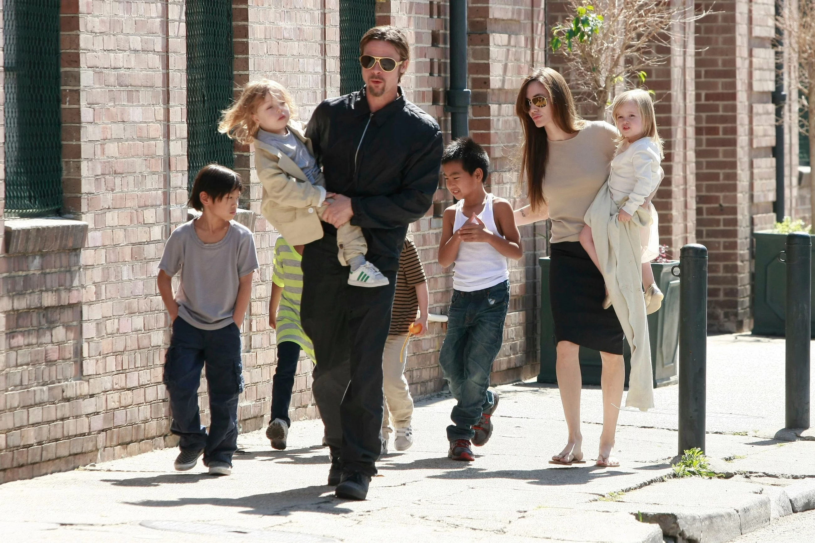 Angelia Jolie i Brad Pitt z dziećmi
