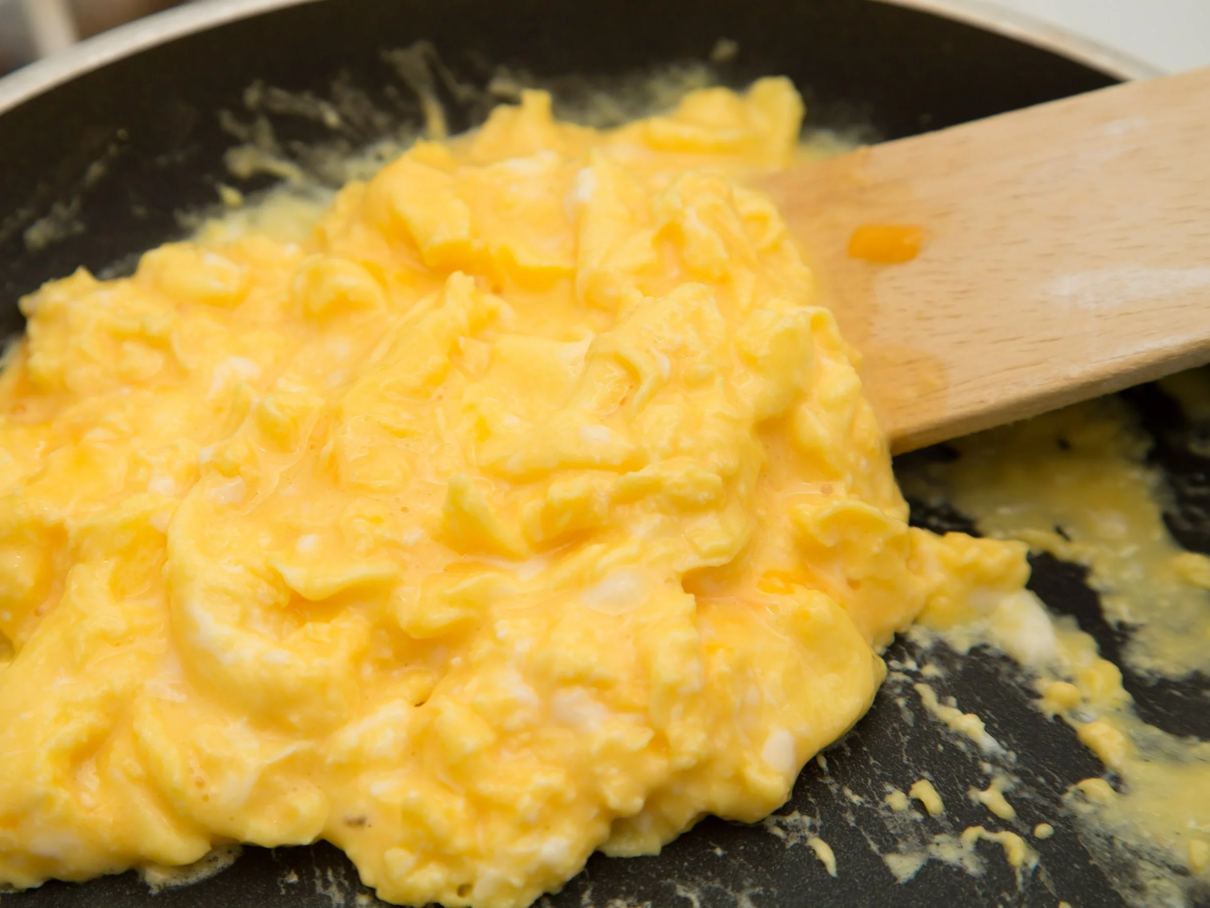 Smażenie jajecznicy