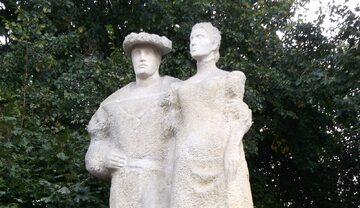 Anna Jagiellonka i Bogusław X Wielki przedstawieni na pomniku w Szczecinie
