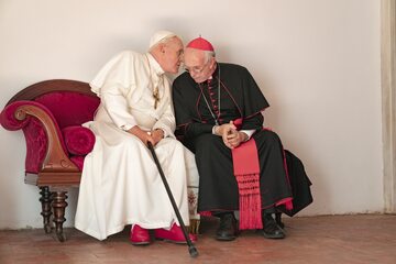 Anthony Hopkins i Jonathan Pryce w filmie „Dwóch papieży”