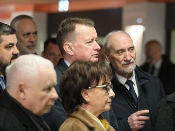 Antoni Macierewicz i politycy PiS w czasie uroczystości z okazji 13. rocznicy katastrofy smoleńskiej
