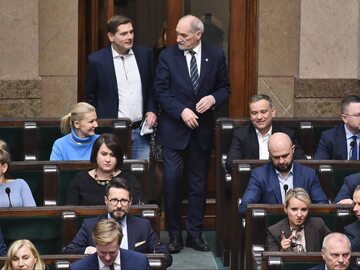 Antoni Macierewicz i posłowie PiS w Sejmie