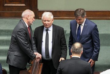 Antoni Macierewicz, Jarosław Kaczyński i Marek Kuchciński na sali sejmowej