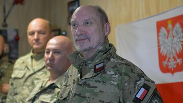Antoni Macierewicz na spotkaniu z żołnierzami służącymi w Afganistanie