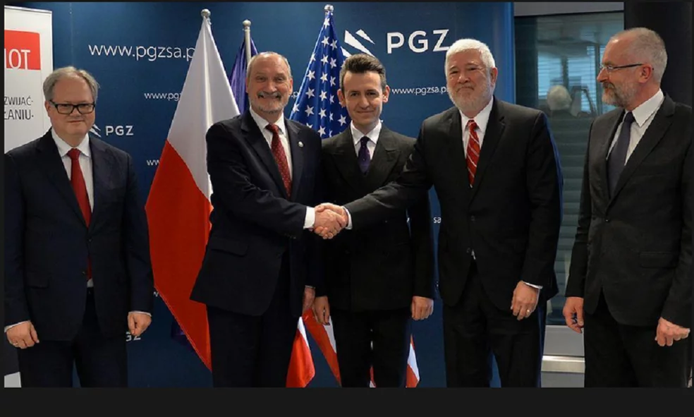 Podpisanie listu intencyjnego przez szefa MON Antoniego Macirewicza