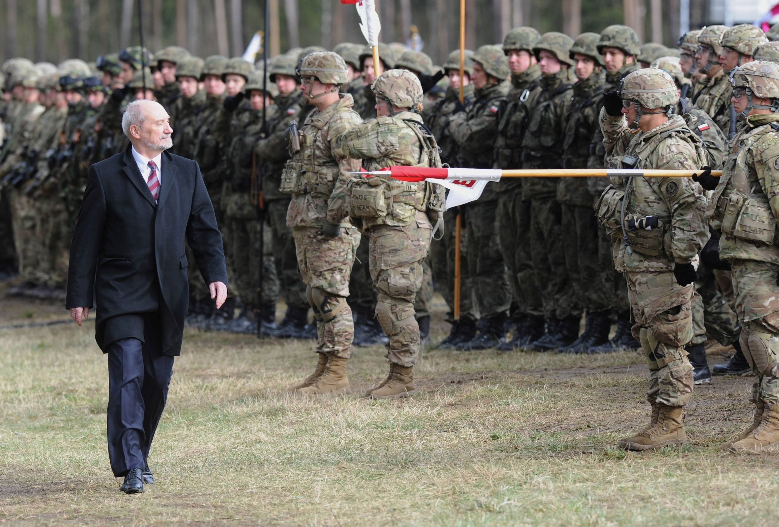 Antoni Macierewicz podczas przywitania grupy batalionowej NATO
