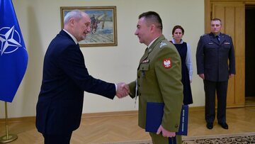 Antoni Macierewicz wręcza nominację generałowi Surawskiemu