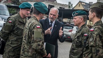 Antoni Macierewicz wśród wojskowych podczas wizyty w Chojniacach