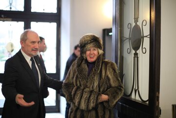 Antoni Macierewicz z ksieżną de Frankopan w polskim Sejmie, rok 2013