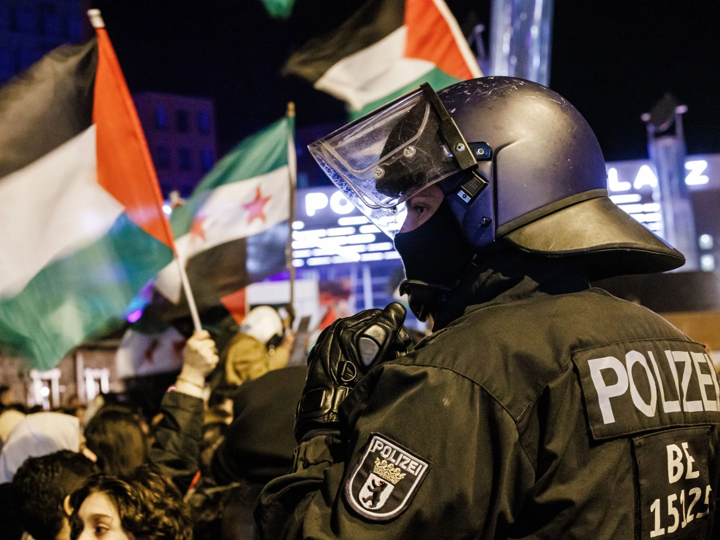 Policjant podczas propalestyńskiego marszu