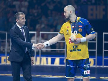 Arciom Karalek odbiera tytuł MVP Final Four Ligi Mistrzów