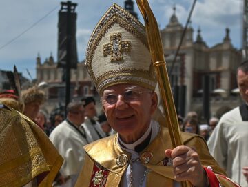 Arcybiskup Jędraszewski podczas procesji Bożego Ciała