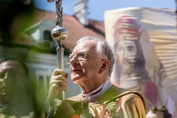 Arcybiskup Marek Jędraszewski podczas procesji Bożego Ciała, Kraków, 3 czerwca 2021 r.