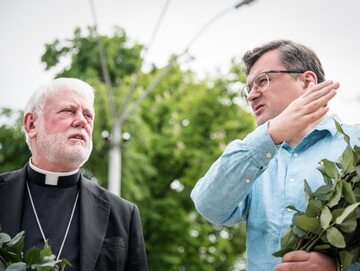 Arcybiskup Paul Gallagher i Dmytro Kułeba w Kijowie