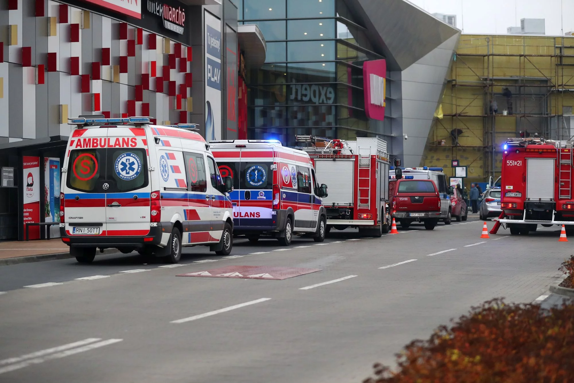 Służby przed galerią handlową w Stalowej Woli