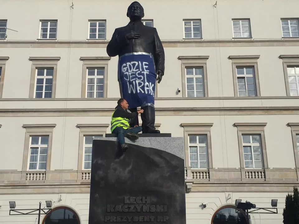 Arkadiusz Szczurek na pomniku Lecha Kaczyńskiego