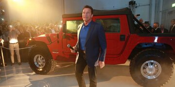 Arnold Schwarzenegger i Hummer Kreisel Electric