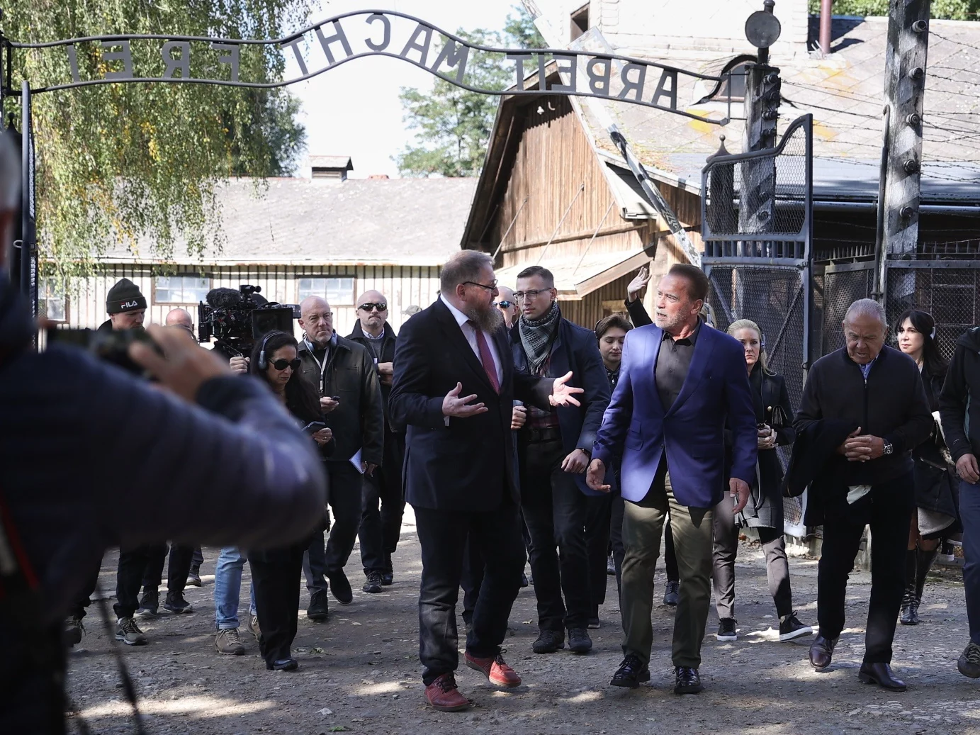 Amerykański aktor Arnold Schwarzenegger oraz dyrektor Państwowego Muzeum Auschwitz-Birkenau Piotr Cywiński podczas wizyty na terenie byłego nazistowskiego obozu koncentracyjnego Auschwitz w Oświęcimiu