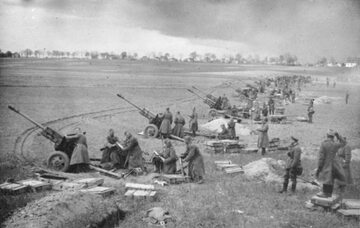 Artyleria radziecka ostrzeliwuje niemieckie pozycje 20 kwietnia