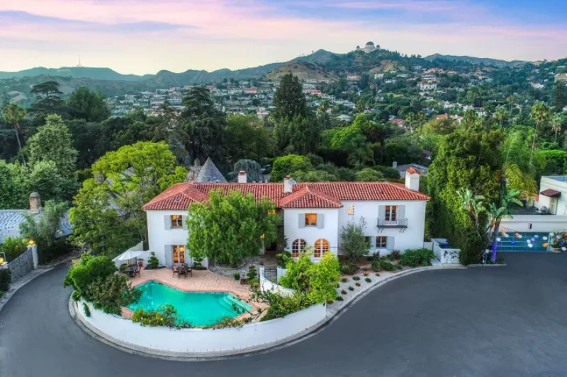 Dom Ashley Benson w Los Feliz w Los Angeles