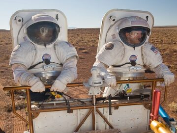 Astronauci NASA podczas symulacji spaceru kosmicznego