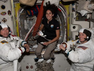Astronautki NASA Jasmin Moghbeli (w centrum) i Loral O’Hara (z prawej)