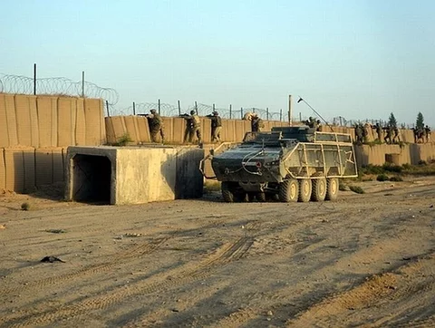 Polscy żołnierze odpierają atak na bazę Ghazni (fot. Dowództwo Operacyjne Sił Zbrojnych)