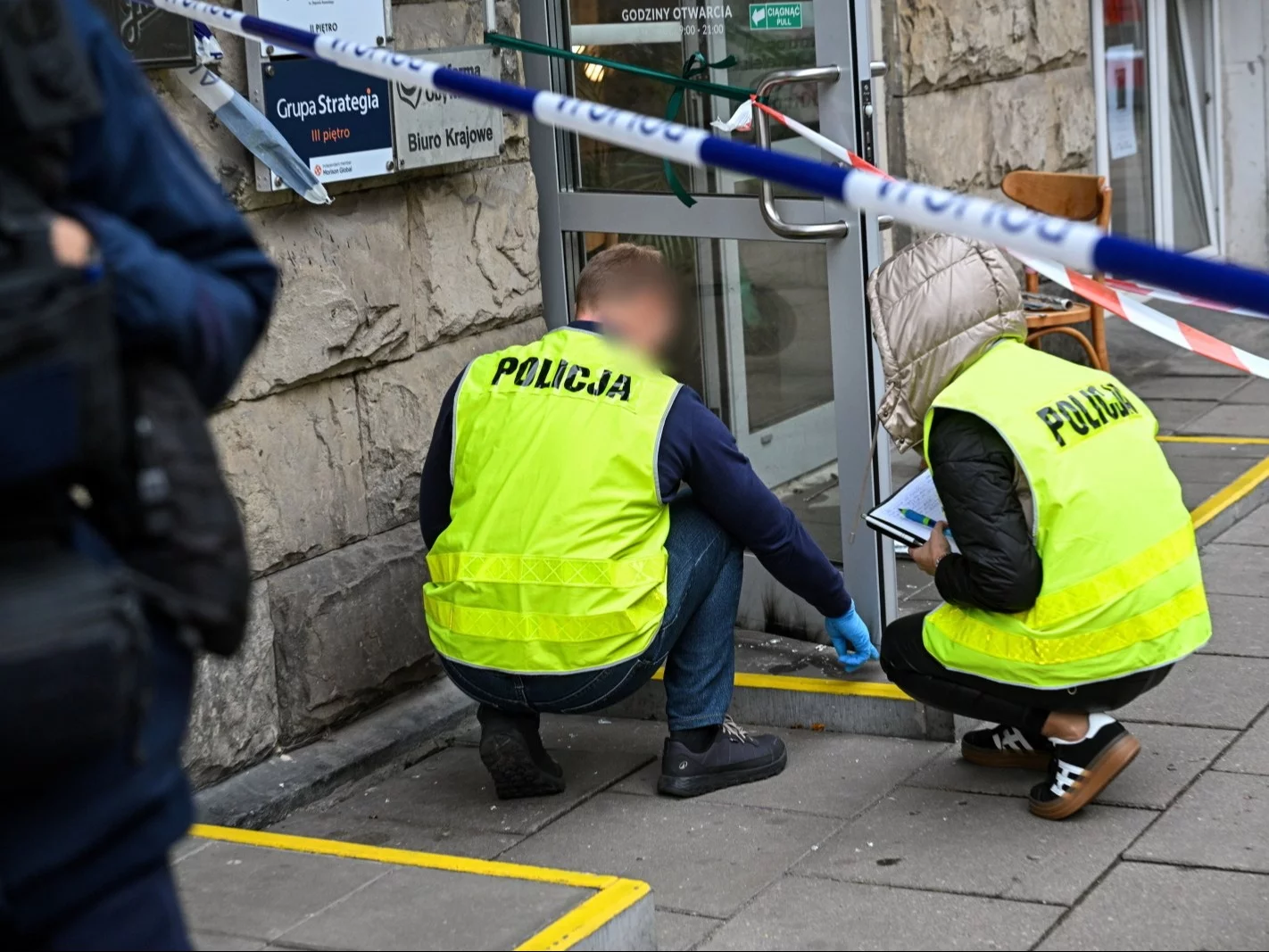Policja przed biurem PO w Warszawie