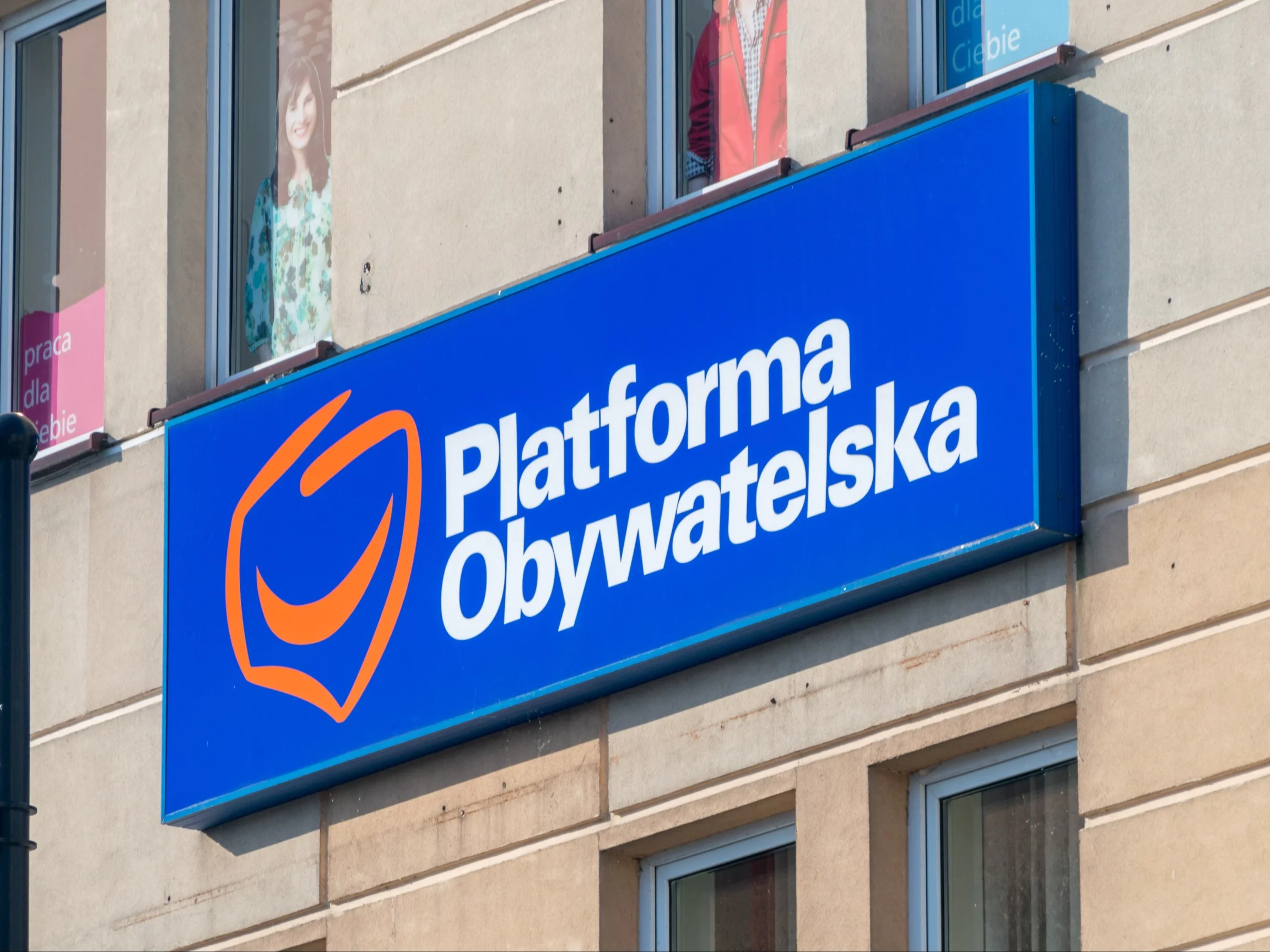 Osmolone drzwi i rozbite szkło. „Koktajl mołotowa” rzucony w siedzibę PO