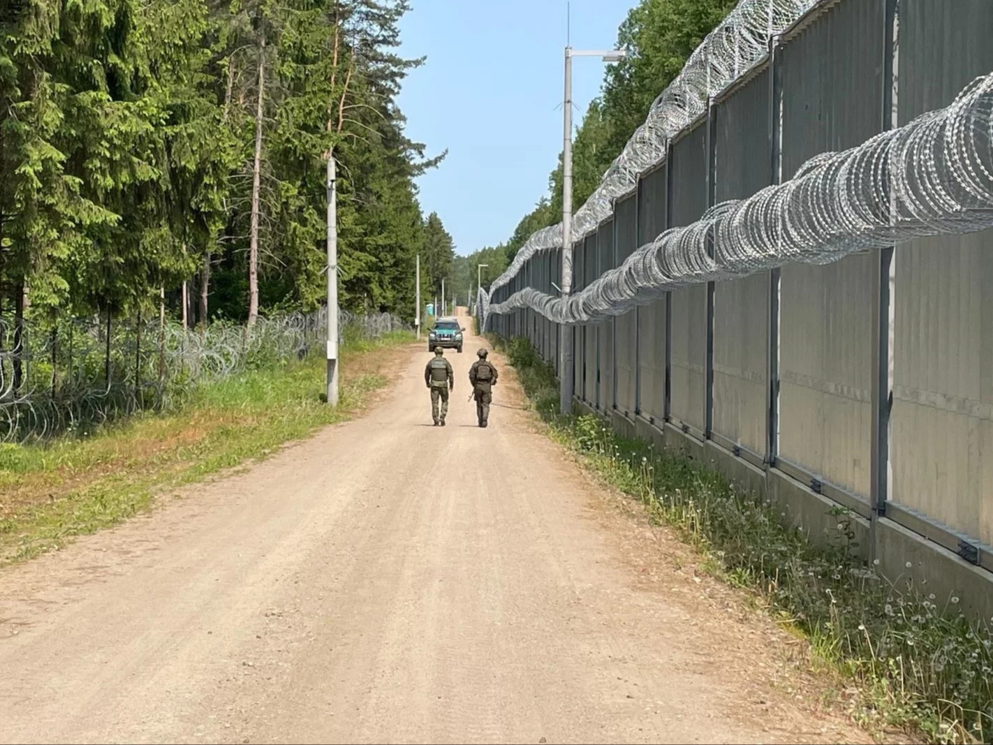 Funkcjonariusze podczas patrolu wzdłuż granicy