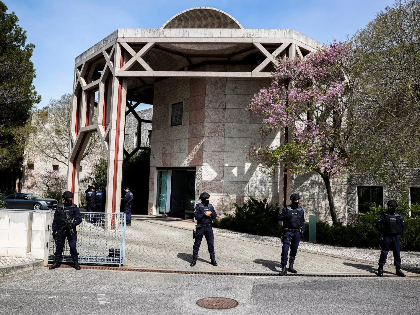 Policja przed Izmaelickim Centrum w Lizbonie