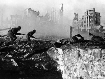 Atak radzieckich żołnierzy w Stalingradzie, luty 1943 r.