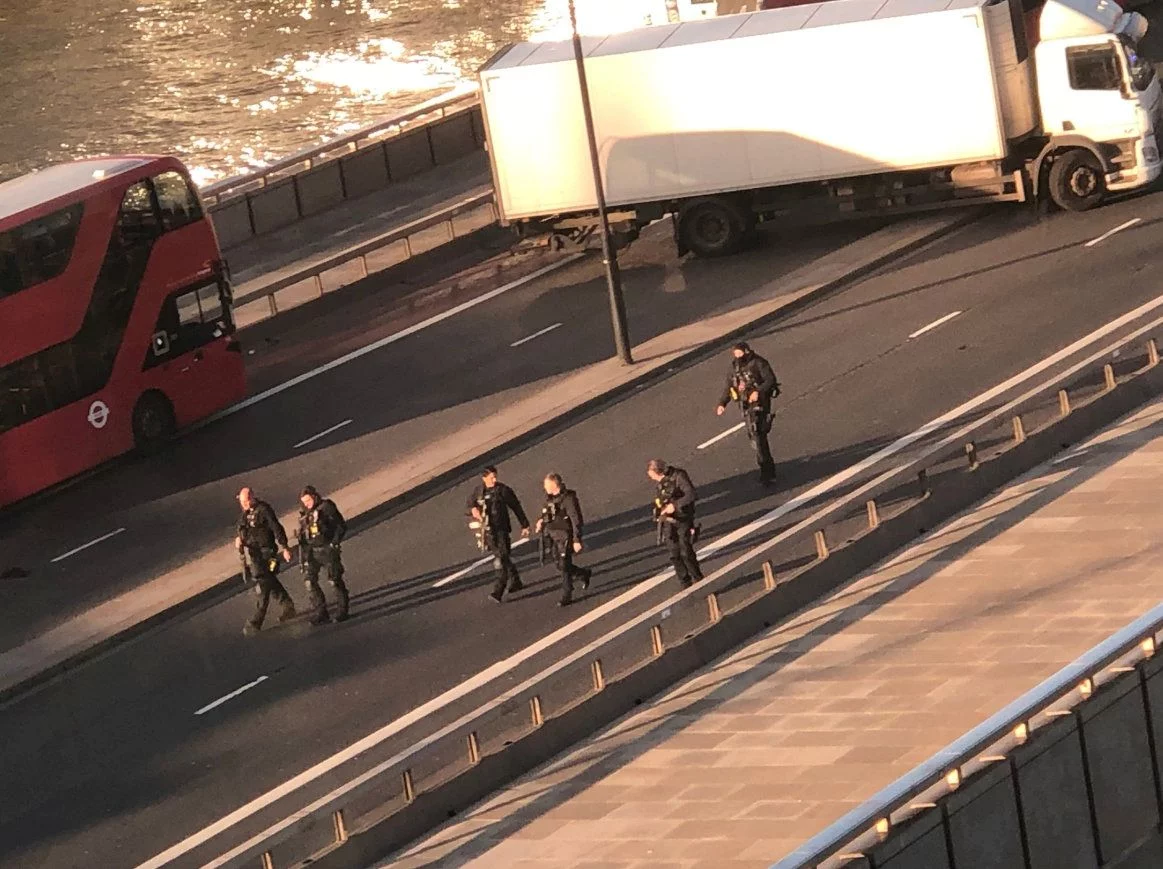 Policja na London Bridge po ataku.