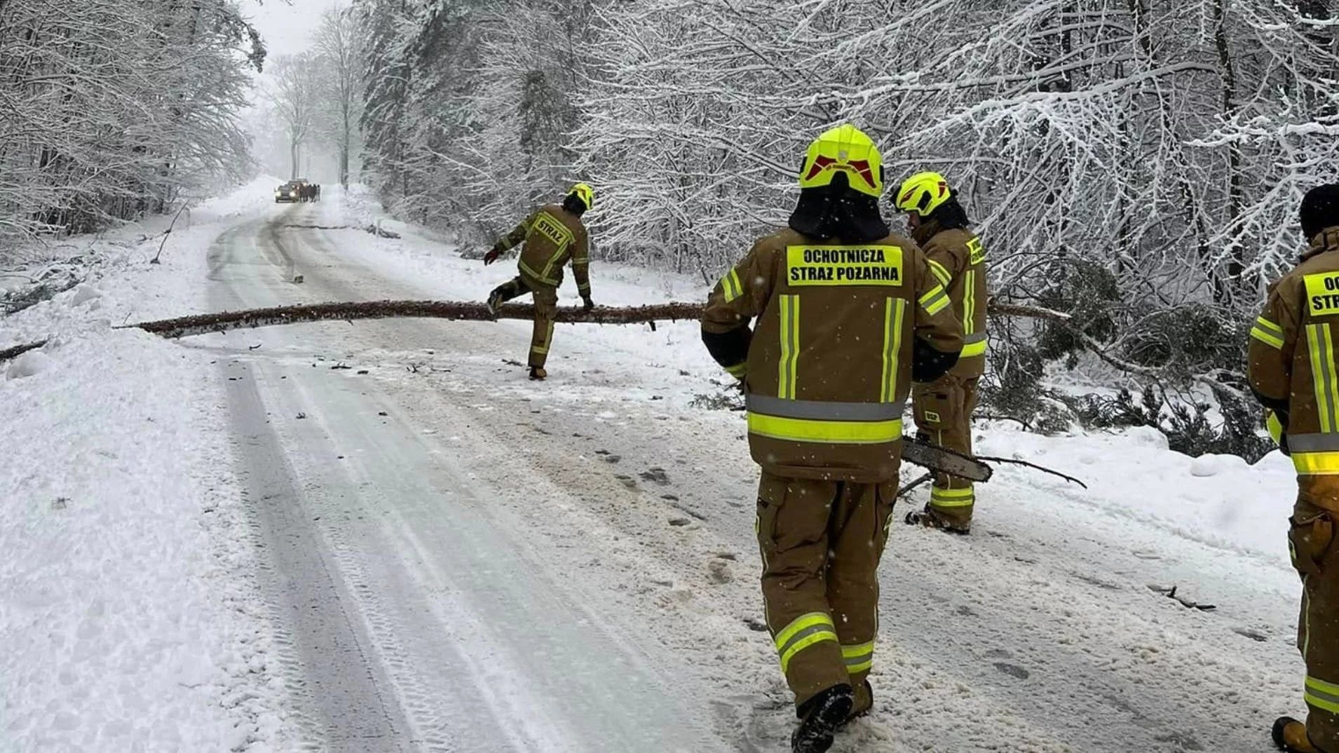 Strażacy walczą ze skutkami trudnej pogody