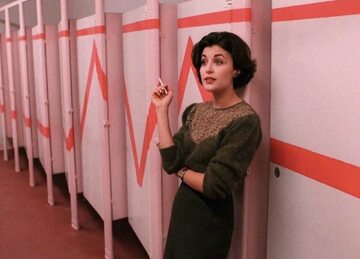 Audrey Horne w szkolnej toalecie w serialu "Twin Peaks"