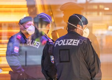 Austriaccy policjanci pilnujący hotelu poddanego kwarantannie