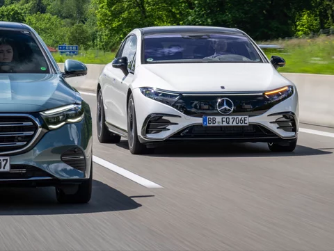 Funkcja automatycznej zmiany pasa ruchu dla Mercedesów