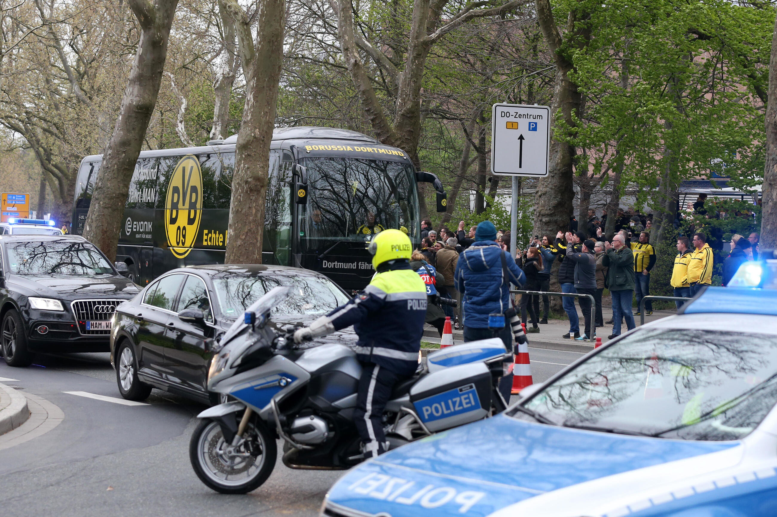 Autobus BVB ochraniany przez policję