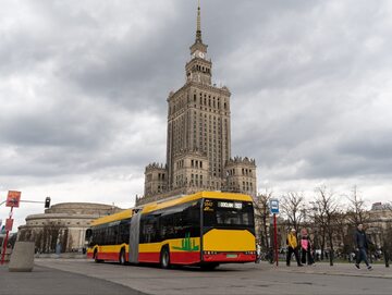 Autobus w centrum Warszawy, zdjęcie ilustracyjne