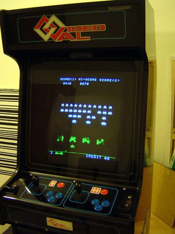 Automat z grą Space Invaders
