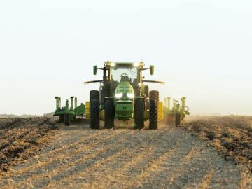 Autonomiczny traktor John Deere 8R