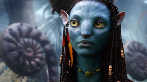 Zoe Saldana jako Neytiri w filmie „Avatar” (2009)