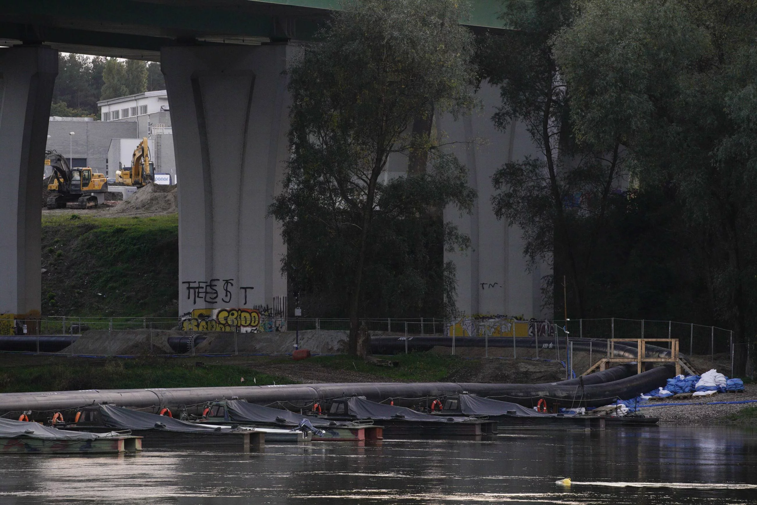 Most pontonowy rozłożony na Wiśle po awarii kolektora do Czajki