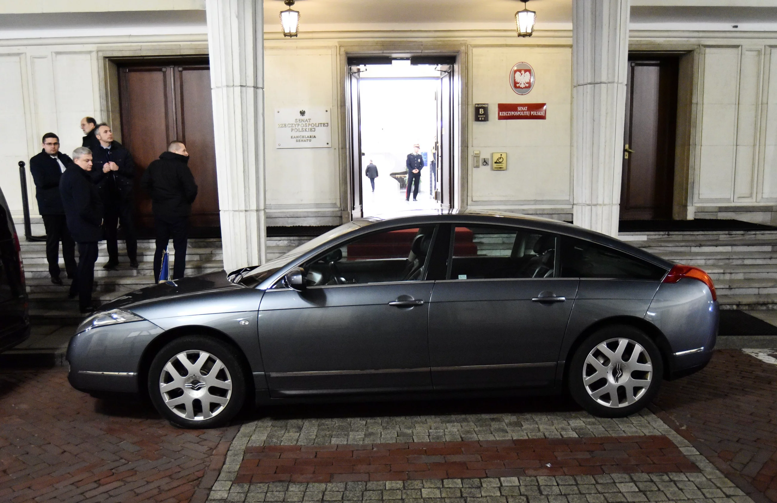 Citroen C6, którym odjechał z Pałacu Prezydenckiego Emmanuel Macron