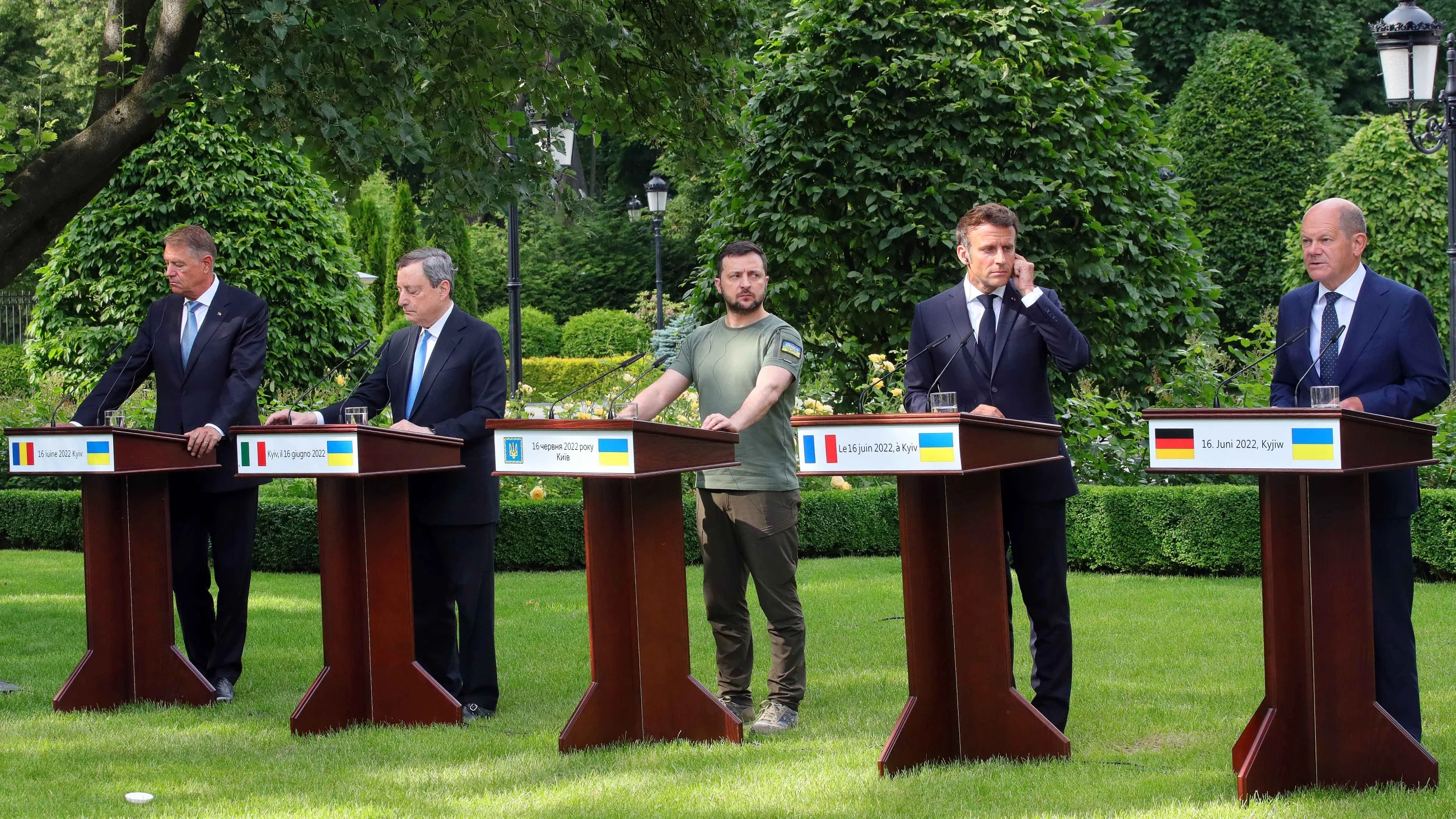 Od lewej: Klaus Iohannis, Mario Draghi, Wołodymyr Zełenski, Emmanuel Macron i Olaf Scholz.